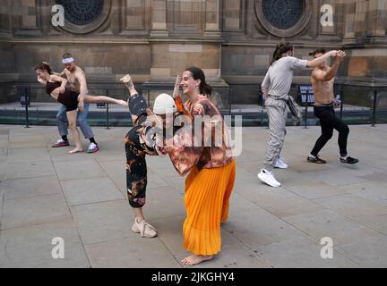 Artisti circensi ucraini e cechi si esibiscono durante una fotocall per Boom! All'esterno di McEwan Hall, Edimburgo, per promuovere le loro prossime apparizioni alla underbelly Bristo Square attraverso l'Edinburgh Festival Fringe. Braccio! È una collaborazione tra Cirk la Putyka e Kyiv Municipal Academy of Variety and Circus Art. Data foto: Martedì 2 agosto 2022. Foto Stock