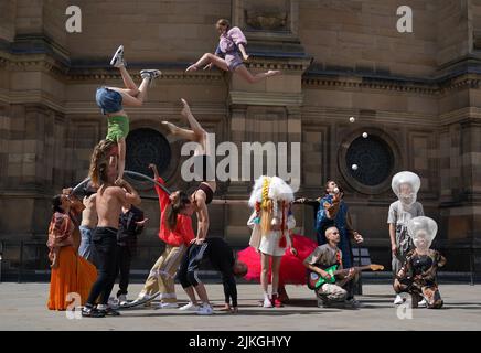 Artisti circensi ucraini e cechi si esibiscono durante una fotocall per Boom! All'esterno di McEwan Hall, Edimburgo, per promuovere le loro prossime apparizioni alla underbelly Bristo Square attraverso l'Edinburgh Festival Fringe. Braccio! È una collaborazione tra Cirk la Putyka e Kyiv Municipal Academy of Variety and Circus Art. Data foto: Martedì 2 agosto 2022. Foto Stock