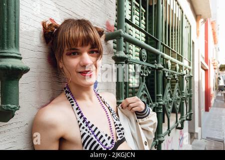primo piano ritratto latino caucasico transessuale donna di giovane etnia argentina sorridente all'aperto, rilassato guardando la fotocamera felice per la libertà a. Foto Stock