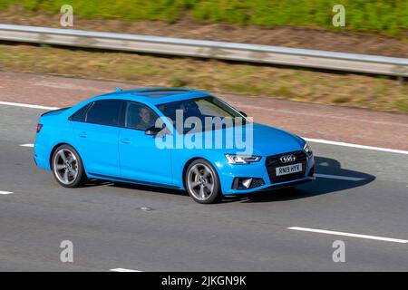 2019 blu AUDI A4 S-Ln Nero ED40 TDI quattro SA, 40 TDI 190 quattro S Tronic Auto Start-Stop, 1968cc berlina Diesel 7 marce automatico; in movimento, in movimento, sull'autostrada M6, Regno Unito Foto Stock