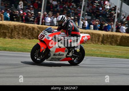 Andy Caddick, Mick Loughlin, Yamaha YZR500, due ruote Grand Prix Heroes, iconiche moto da corsa dalla fine degli anni '40 al 2021, Goodwood Festival of Foto Stock