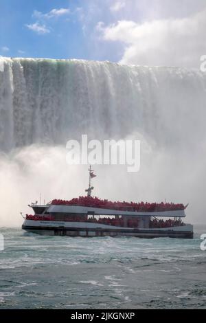 La barca turistica ai piedi delle Cascate del Niagara, Ontario, Canada Foto Stock
