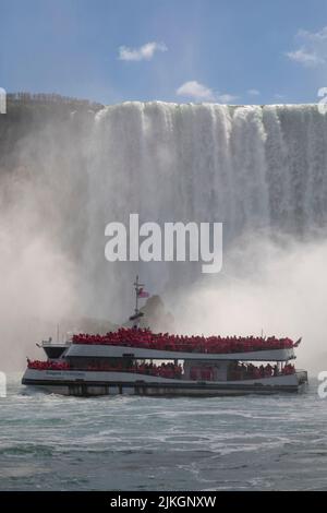 La barca turistica ai piedi delle Cascate del Niagara, Ontario, Canada Foto Stock