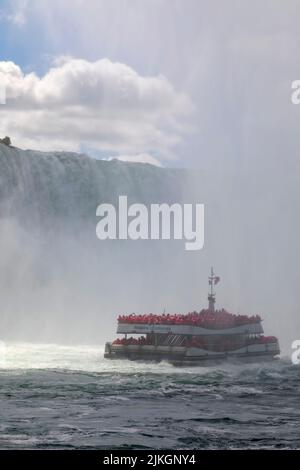 La barca turistica ai piedi delle Cascate del Niagara, Ontario, Canada Foto Stock