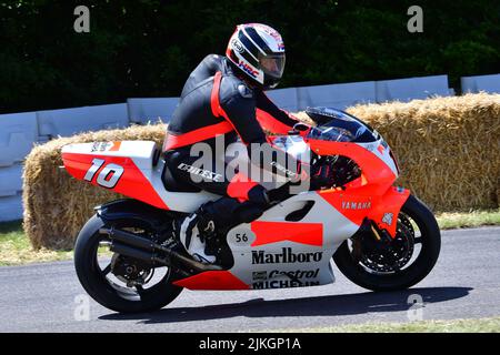 Andy Caddick, Mick Loughlin, Yamaha YZR500, due ruote Grand Prix Heroes, iconiche moto da corsa dalla fine degli anni '40 al 2021, Goodwood Festival of Foto Stock