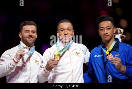 Joe Fraser in Inghilterra (oro), il connazionale Giarnni Regini-Moran (argento) e Marios Georgiou di Cipro (bronzo) durante la cerimonia di medaglia per i bar paralleli degli uomini all'Arena Birmingham il giorno 5 dei Giochi del Commonwealth 2022 a Birmingham. Data foto: Martedì 2 agosto 2022. Foto Stock