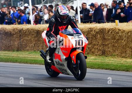 Andy Caddick, Mick Loughlin, Yamaha YZR500, due ruote Grand Prix Heroes, iconiche moto da corsa dalla fine degli anni '40 al 2021, Goodwood Festival of Foto Stock