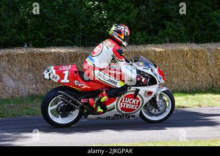 Kevin Schwantz, Suzuki RGV500, due ruote Grand Prix Heroes, iconiche moto da corsa dalla fine degli anni '40 al 2021, Goodwood Festival of Speed, The in Foto Stock