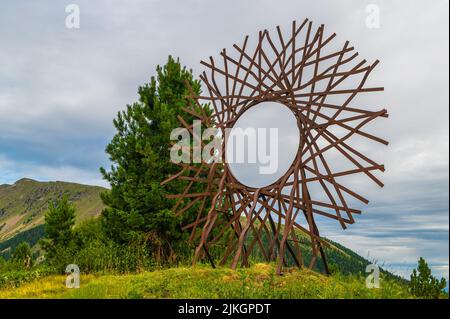 Le installazioni d'arte interagiscono con la natura delle Dolomiti, dichiarata Patrimonio Naturale dell'Umanità dall'UNESCO - Pampeago-Dolomite Trentino, Italia Foto Stock