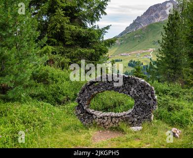 Le installazioni d'arte interagiscono con la natura delle Dolomiti, dichiarata Patrimonio Naturale dell'Umanità dall'UNESCO - Pampeago-Dolomite Trentino, Italia Foto Stock