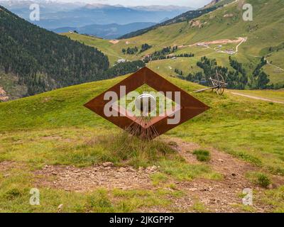 Le installazioni d'arte interagiscono con la natura delle Dolomiti, dichiarata Patrimonio Naturale dell'Umanità dall'UNESCO - Pampeago-Dolomite Trentino, Italia Foto Stock