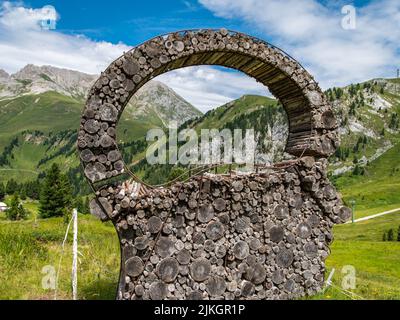 Le installazioni d'arte interagiscono con la natura delle Dolomiti, dichiarata Patrimonio Naturale dell'Umanità dall'UNESCO - Pampeago-Dolomite Trentino, Italia Foto Stock