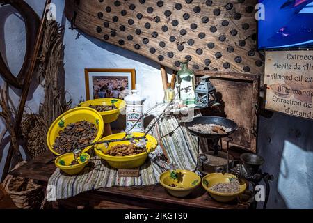 Interni delle grotte del Museo Etnografico Casas Cuevas ad Artenara, Gran Canaria, Spagna in Europa Foto Stock