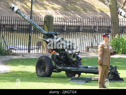 Un howitzer militare e un soldato in piedi vicino ad esso nel Regno Unito Foto Stock