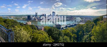 Una vista aerea del centro di Pittsburgh con il Monte Washington in cima alla pendenza di Duquesne Foto Stock
