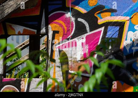 Un graffito colorato spruzzato su un muro in una casa in decadimento a Vienna, Austria Foto Stock