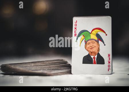 Una carta da gioco in stile vintage con Donald Trump sulla carta Joker Foto Stock