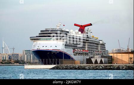 La nave da crociera Carnival Spirit ormeggiata a Dubai Foto Stock