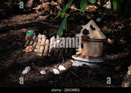Una piccola birdhouse rotonda in legno nel giardino Foto Stock