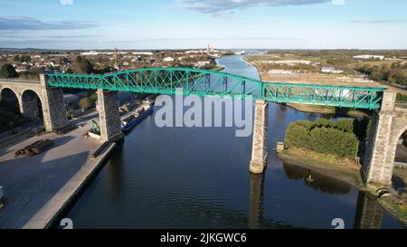 Una vista aerea del ponte ferroviario Boyne Viaduct su un fiume al tramonto, County Louth, Irlanda Foto Stock