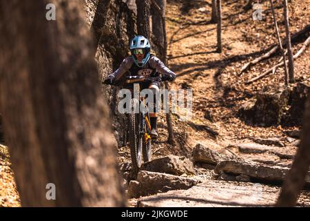 Una corsa di motociclisti durante la gara di enduro a Eureka Springs City, Arkansas Foto Stock