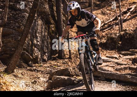 Una corsa di motociclisti durante la gara di enduro a Eureka Springs City, Arkansas Foto Stock