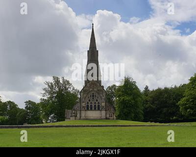 Vista sull'antica chiesa di Santa Maria, Studley Royal Foto Stock