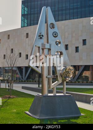 Un'immagine verticale di una scultura metallica tra Olathe Kansas City Hall e il tribunale della contea di Johnson Foto Stock