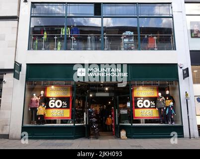 Una facciata del negozio al dettaglio Mountain Warehouse nel centro della città, York, Regno Unito. Foto Stock