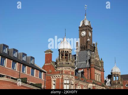 Una vista dall'angolo basso della torre dell'orologio sulla cima della storica York & Selby Magistrates' Court nel Regno Unito Foto Stock