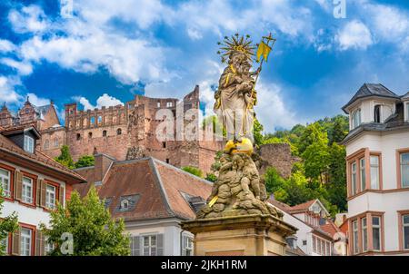 Scultura della fontana Marien sul mercato del mais (Kornmarkt), antico castello di Heidelberg sullo sfondo Heidelberg, Baden Wuerttemberg, Germania. Foto Stock