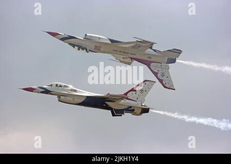 Un F16 caccia invertito display - RAF Waddington Air show Foto Stock