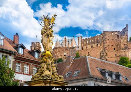Scultura della fontana Marien sul mercato del mais (Kornmarkt), antico castello di Heidelberg sullo sfondo Heidelberg, Baden Wuerttemberg, Germania. Foto Stock