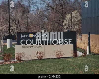 Una vista di un cartello che mostra la posizione del Johnson County Courthouse a Olathe, Kansas City Foto Stock