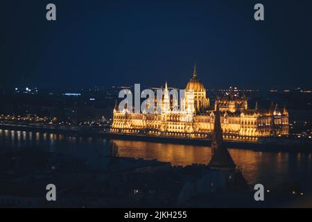 Una vista aerea dell'edificio illuminato del Parlamento ungherese di notte a Budapest Foto Stock