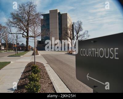 Una vista di un cartello che mostra la posizione del Johnson County Courthouse a Olathe, Kansas City Foto Stock