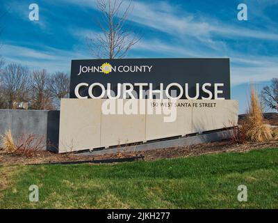 Una vista di un cartello che mostra la posizione del Johnson County Courthouse a Olathe, Kansas City Foto Stock