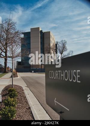 Un'immagine verticale di un cartello che mostra la posizione del tribunale della contea di Johnson a Olathe, Kansas City Foto Stock