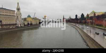 Un bellissimo paesaggio del fiume Moskva con splendide viste in un clima nuvoloso Foto Stock