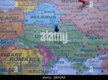 La capitale dell'Ucraina, Kiev, è segnata sulla mappa dell'Europa con una spilla blu Foto Stock