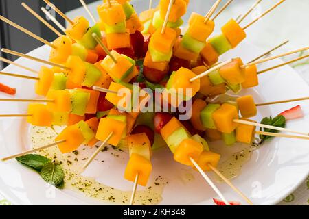 Un primo piano di kabobs di frutta fresca sul piatto. Foto Stock