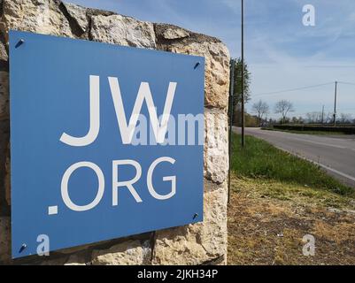 Un primo piano di una targa blu Jw.org su un muro di culto Foto Stock