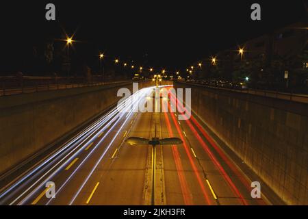 I sentieri leggeri di auto sul Mittlerer Ring di notte Foto Stock