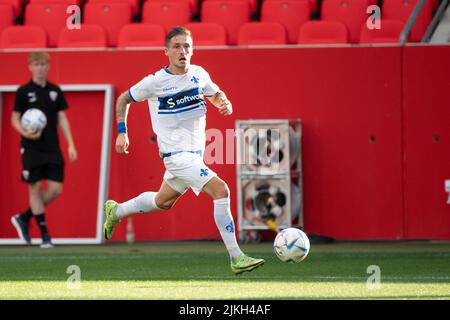 Ingolstadt, Germania. 01st ago 2022. Calcio: DFB Cup, FC Ingolstadt 04 - Darmstadt 98, 1st round, Audi Sportpark. Marvin Mehlem di SV Darmstadt gioca la palla. Credito: Matthias Balk/dpa - NOTA IMPORTANTE: In conformità con i requisiti della DFL Deutsche Fußball Liga e della DFB Deutscher Fußball-Bund, è vietato utilizzare o utilizzare fotografie scattate nello stadio e/o della partita sotto forma di immagini di sequenza e/o serie di foto video-simili./dpa/Alamy Live News Foto Stock