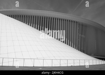 Un'immagine in scala di grigi dell'edificio Philharmonie in Lussemburgo Foto Stock