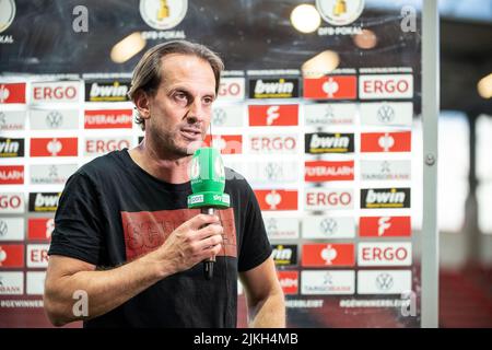 Ingolstadt, Germania. 01st ago 2022. Calcio: DFB Cup, FC Ingolstadt 04 - Darmstadt 98, 1st round, Audi Sportpark. L'allenatore Rüdiger Rehm del FC Ingolstadt dà un'intervista. Credito: Matthias Balk/dpa - NOTA IMPORTANTE: In conformità con i requisiti della DFL Deutsche Fußball Liga e della DFB Deutscher Fußball-Bund, è vietato utilizzare o utilizzare fotografie scattate nello stadio e/o della partita sotto forma di immagini di sequenza e/o serie di foto video-simili./dpa/Alamy Live News Foto Stock