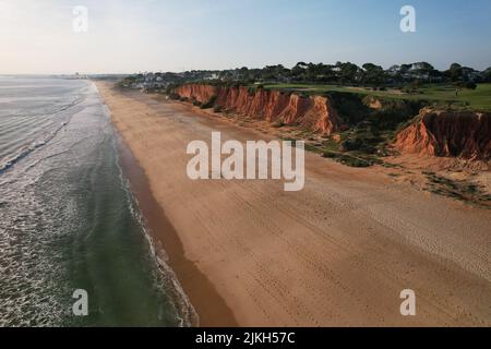 Una vista aerea della spiaggia di Praia vale do Lobo in Algarve, Portogallo Foto Stock