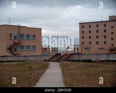 Una vista degli edifici abbandonati dell'industria carboniera sovietica a Svalbard, Jan Mayen, Spitsbergen Foto Stock