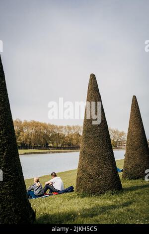 Un colpo verticale di persone al parco nazionale Domaine de Marly a Marly-le-Roi, Francia Foto Stock