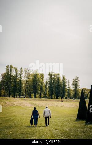 Un colpo verticale di persone al parco nazionale Domaine de Marly a Marly-le-Roi, Francia Foto Stock